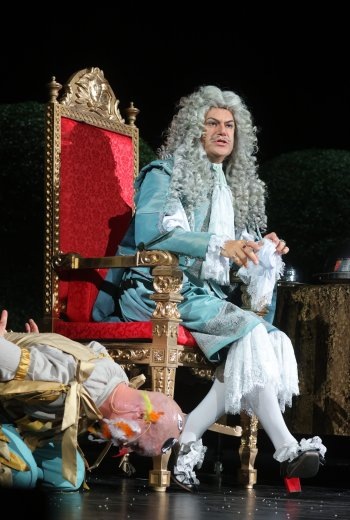    Горжусь, что я первый артист балета в истории МХТ. Кайфую, когда Хабенский-Мольер говорит: "Люблю тебя, король". Хабенский подарил мне футболку "Верю!". / Фото: Сергей Куксин