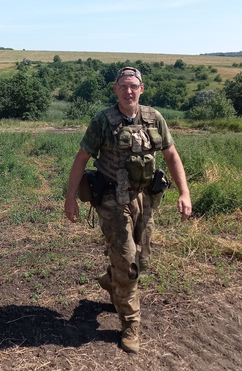    Григорьев пишет стихотворения и прозу про своих боевых товарищей. Фото: личный архив