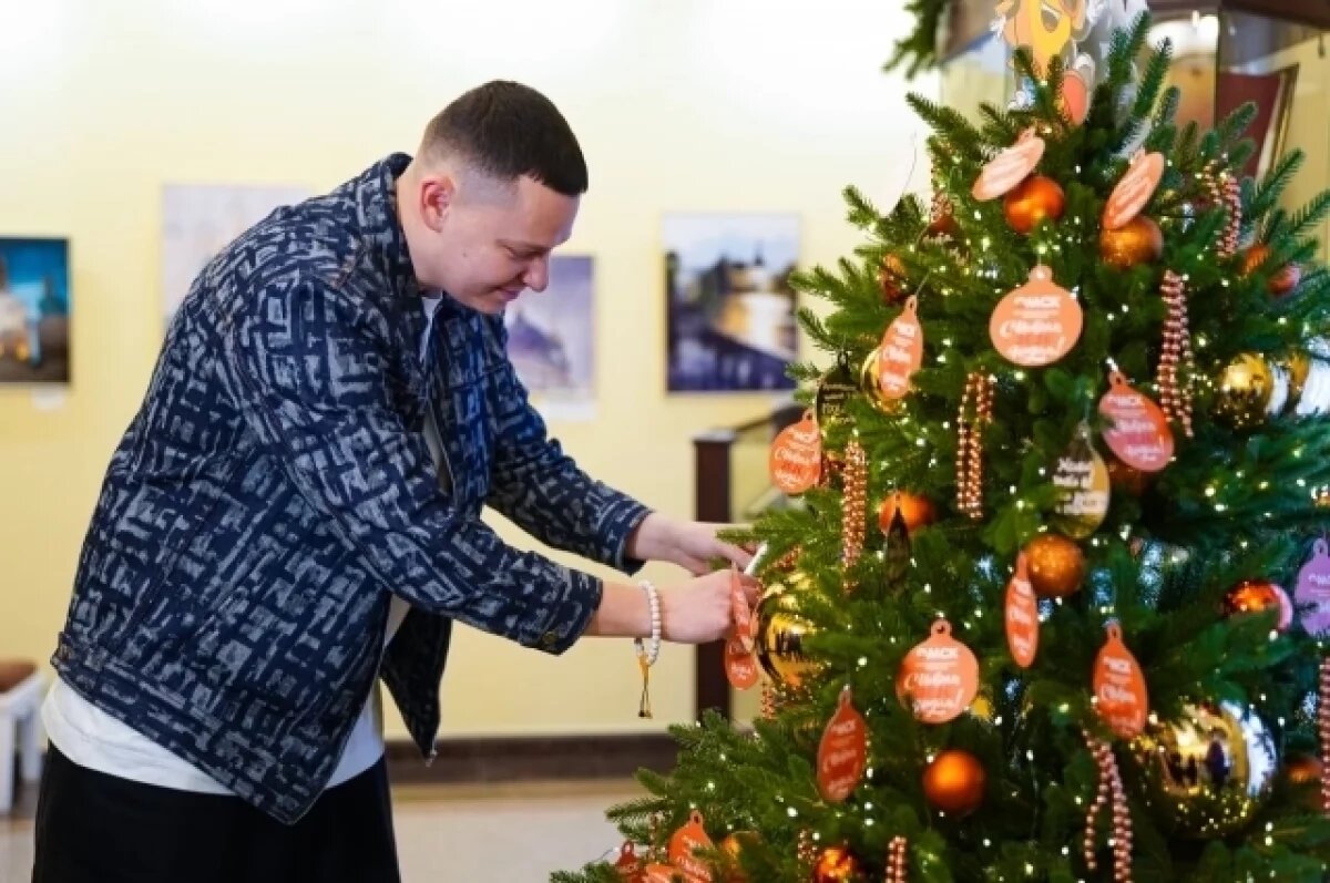    Солист омской группы «5 УТРА» украсил ёлку на Любинском шаром с пожеланиями