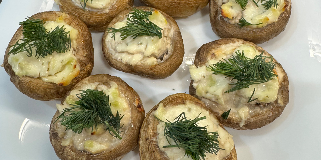 Запечённые шампиньоны с сырной начинкой: простой и полезный рецепт для новогоднего стола