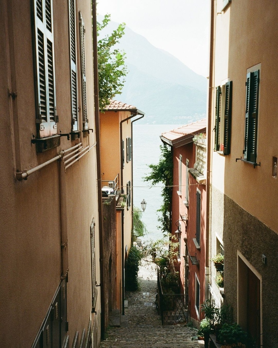 Уличные шаттерсы из алюминия придадут фасаду аутентичный и стильный вид