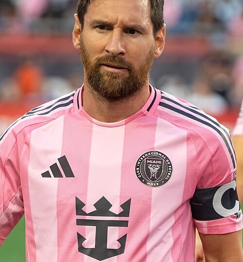 Лионель Месси и «Месси-мания» / Как газон стадиона превращается в уникальный артефакт