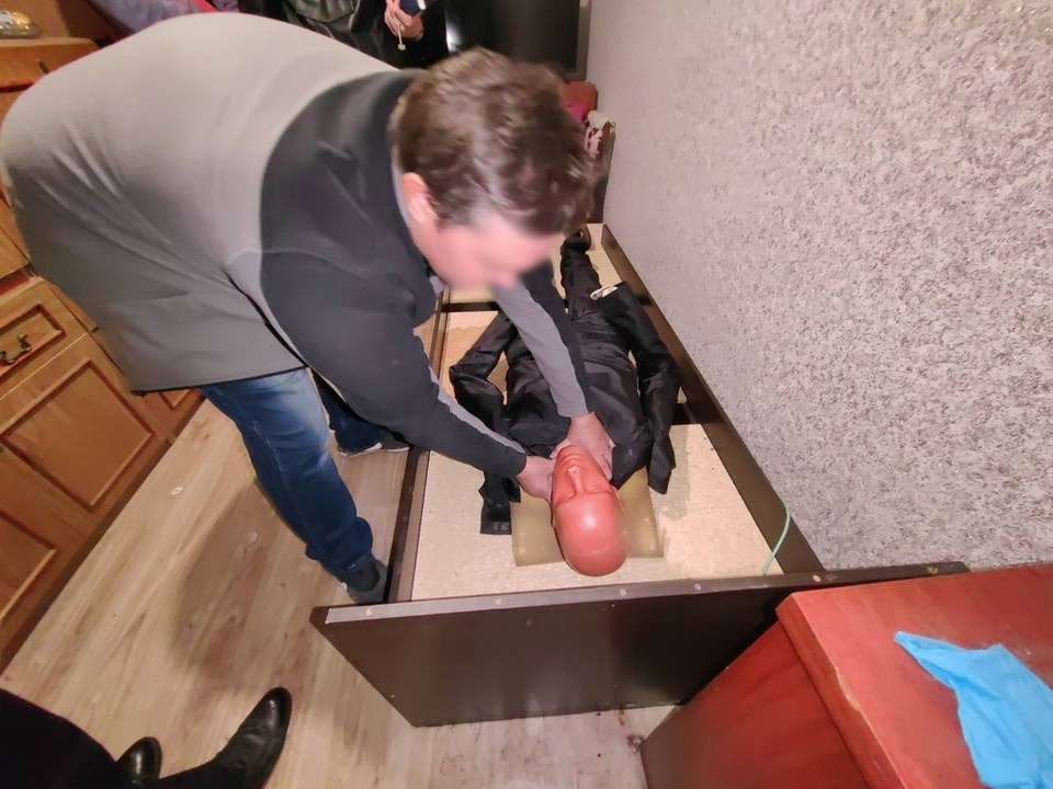    Гражданин показал, как лишил женщину жизни. Фото: региональный Следком