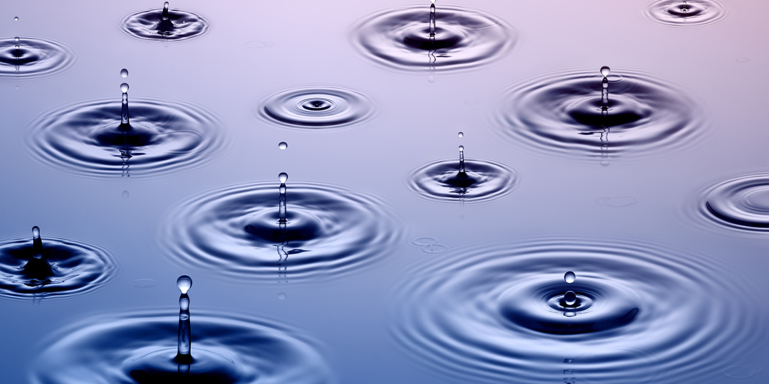 Физики увидели, как капли дождя становятся мощным природным скульптором