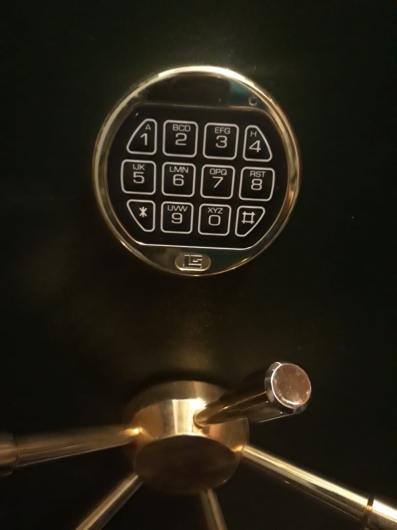 Сервисная служба ТРЕЗОР не навязывает свои услуги, все оформляется через заявку на сайте trezor.ru (на фото оригинальный замок LaGard - Bordogna Winchester)