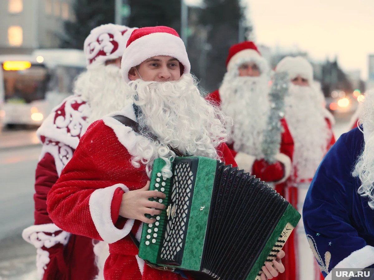     В Кургане прошло шествие Дедов Морозов и героев сказок
