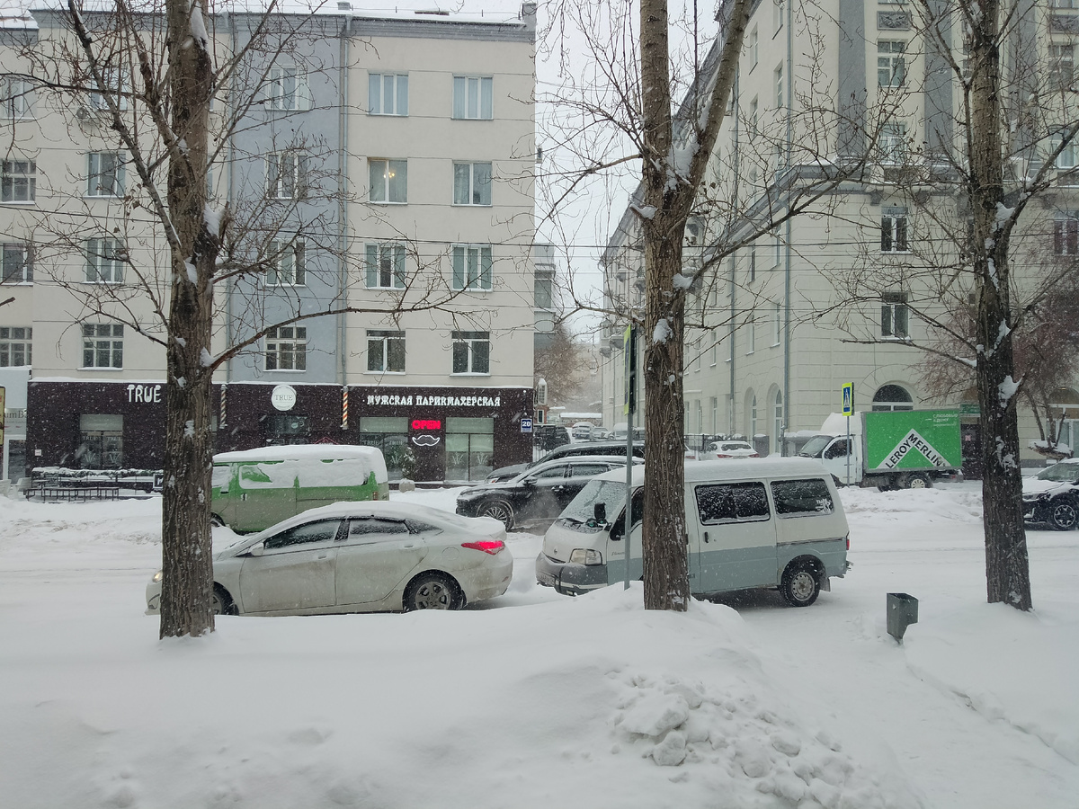 Напротив поликлиники, снег, снег, снег...