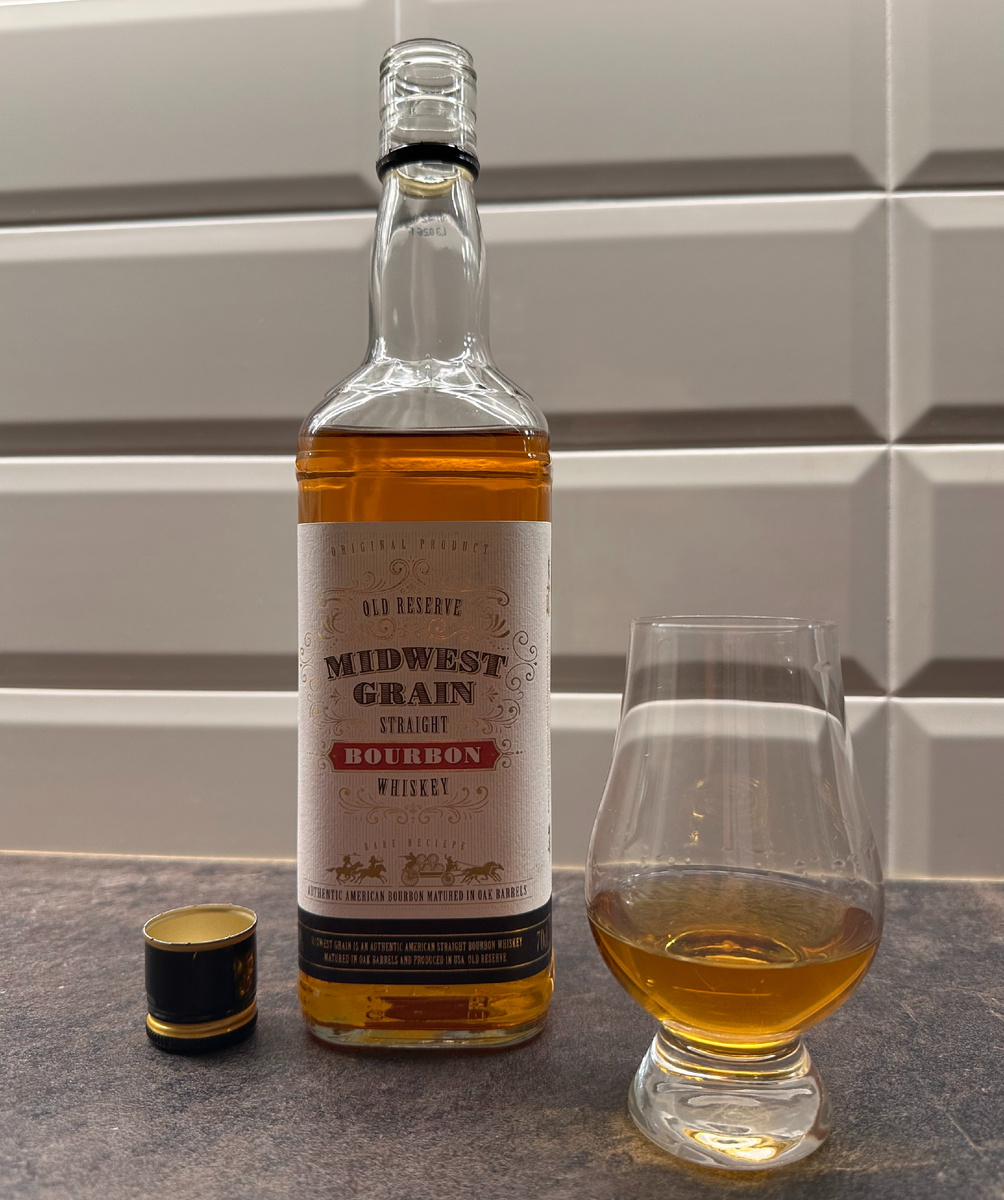 Несмотря на довольно простое оформление и винтовую пробку, бурбон вышел классный!