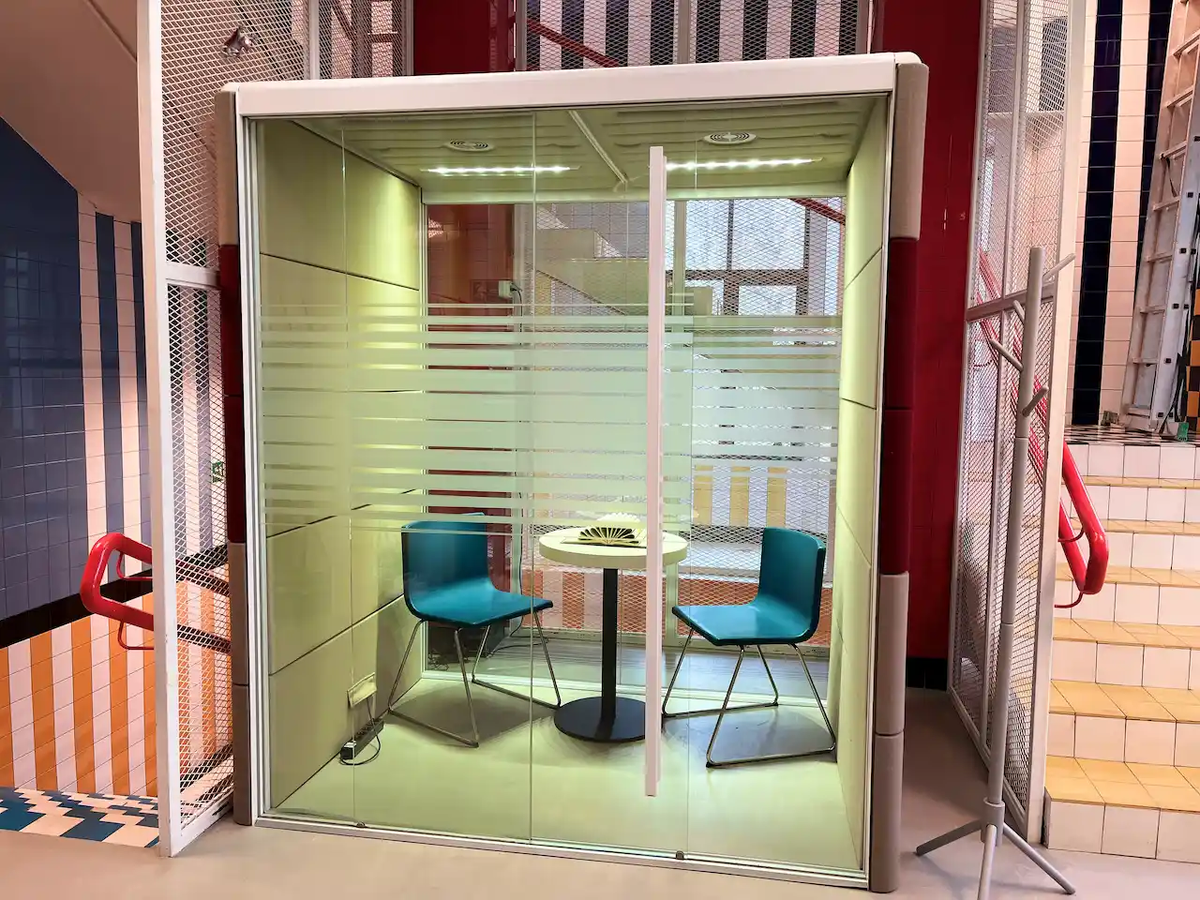 На фото: образовательный коворкинг BENUA CAMPUS-PAGE, мобильная переговорная комната