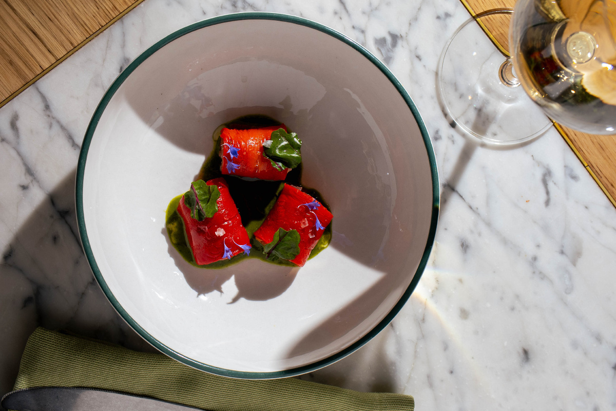 Перцы рамиро, начиненные тунцом и приправленные соусом аквачили