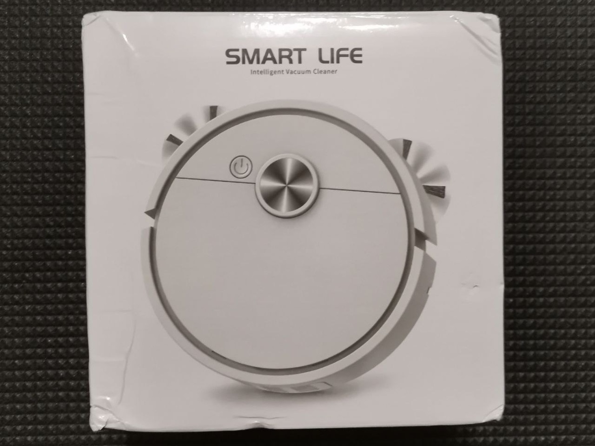 Приходит робот в такой стильной и немного помятой коробке