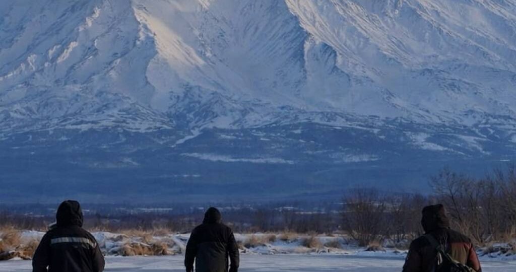 Подлёдная рыбалка на фоне вулканов, в тишине дикой природы, где нет людей, только снег, лёд и ощущение края Земли