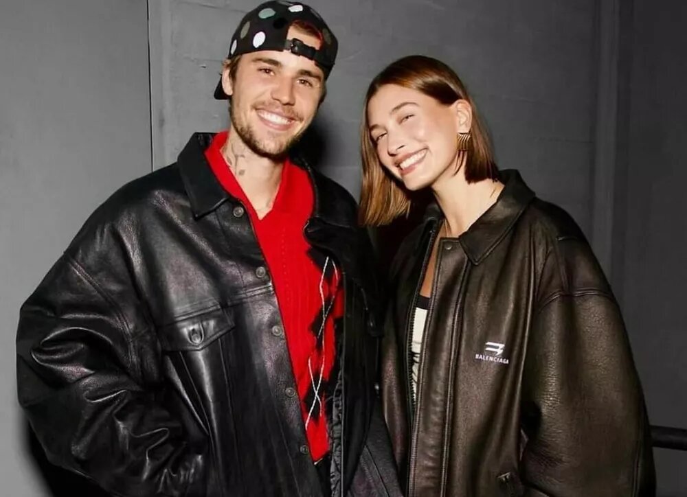    Хейли Бибер продемонстрировала идеальный пресс на отдыхе с мужем