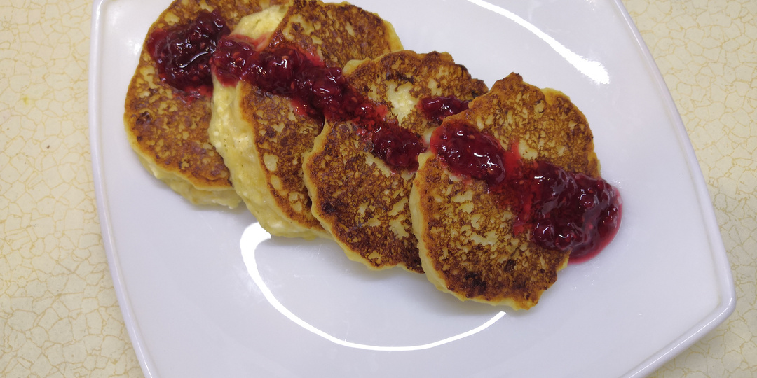 Просто добавила банан в творог и приготовила оладьи