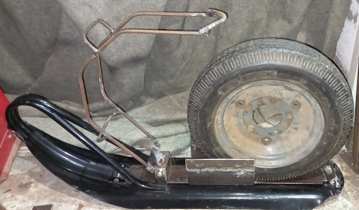 Металлическая бурановская лыжа с дугой спереди показалась мне узкоатой.