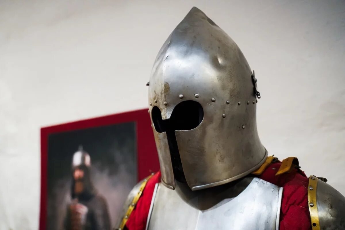    Частью экспозиции Псковского музея стал доспех реконструктора – бойца СВО