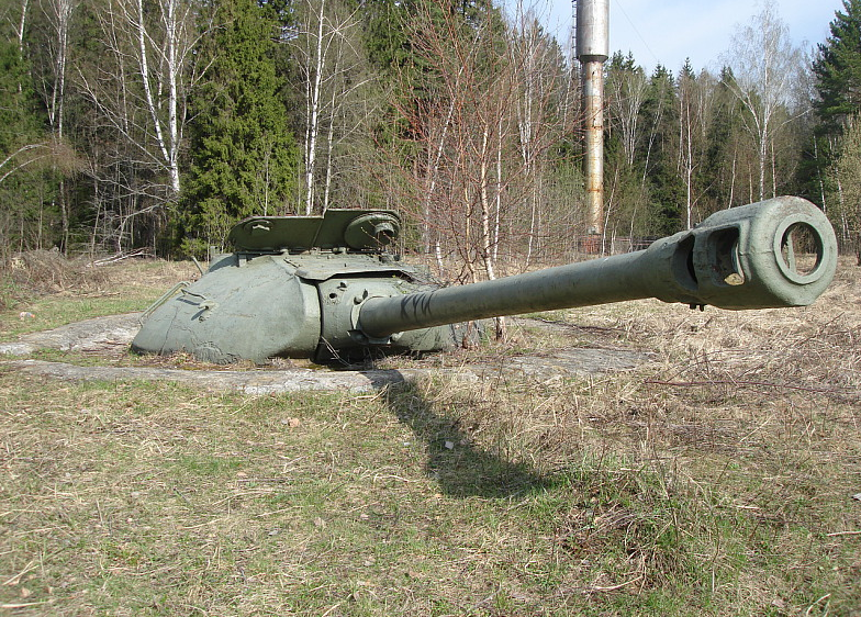 На фото уже ИС-3. Пушка та же, но доработанная, с такой же баллистикой. Их иногда использовали уже после войны для стационарных оборонительных сооружений.