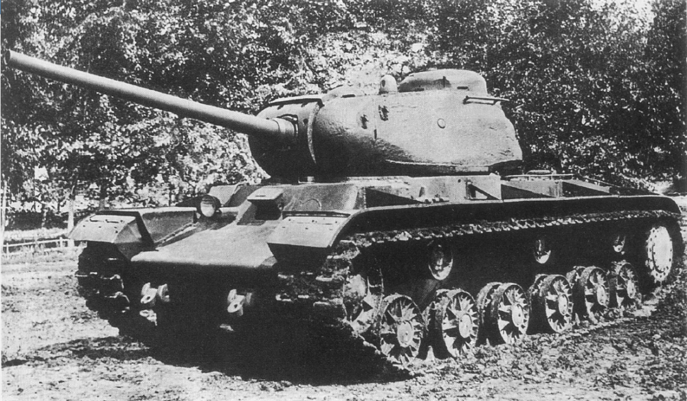 Советский тяжелый танк "Клим Ворошилов" (КВ-85). Немцев он совсем не смущал