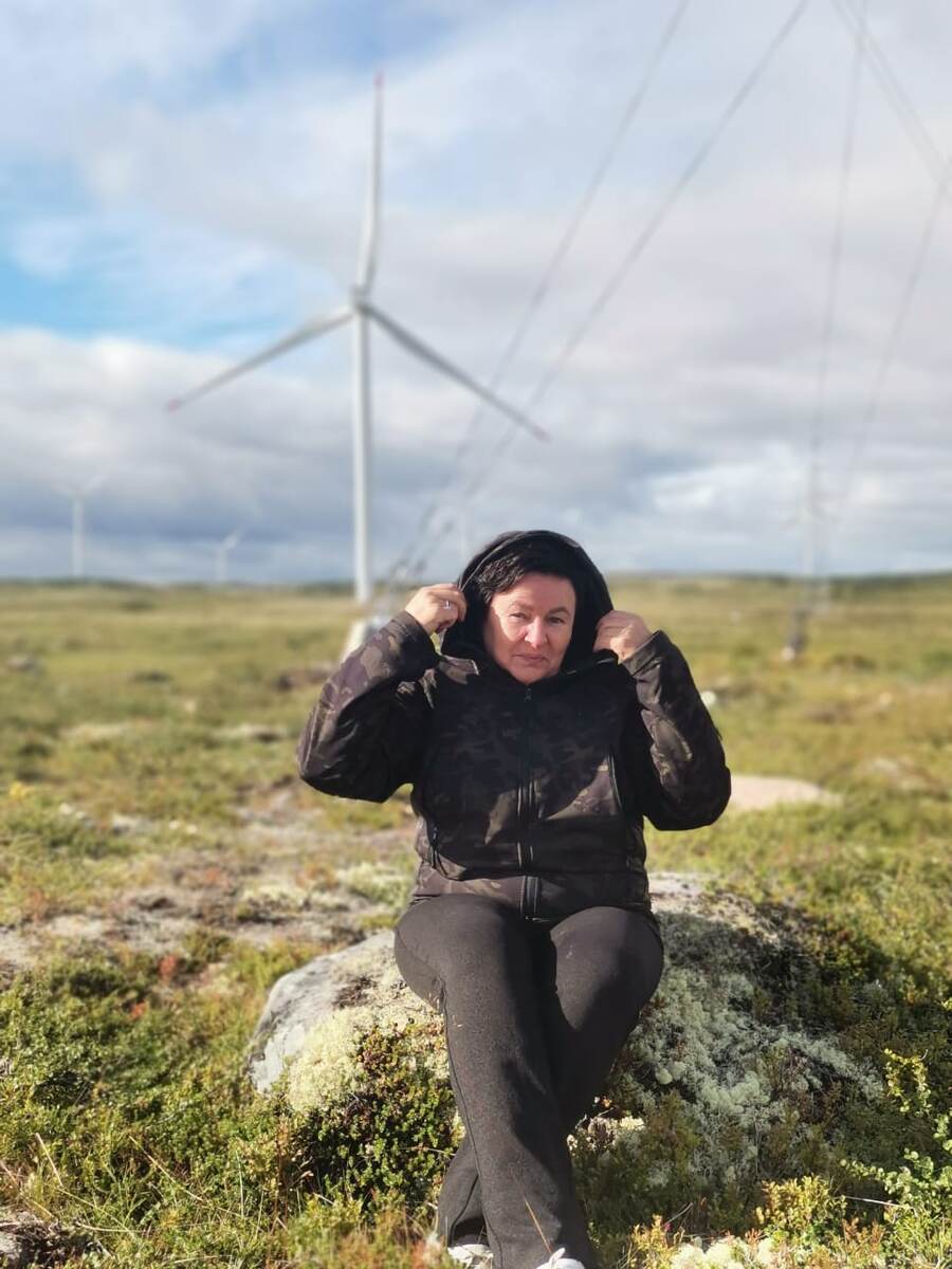 Татьяна на фоне ветряков.