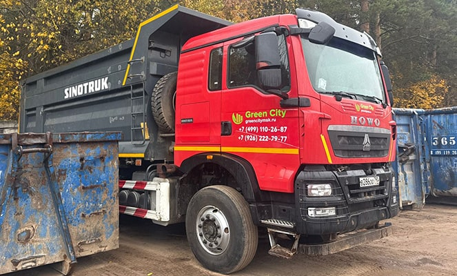 Когда на строительной площадке, объекте демонтажа или частной территории скапливаются крупные объемы отходов, стандартные контейнеры бессильны. Самым эффективным и экономически выгодным решением становится заказ самосвала. Эта специализированная техника с вместительным кузовом предназначена для оперативного удаления тяжелых и габаритных материалов, грунта и строительного боя. Компания Green City предлагает профессиональные услуги аренды самосвала для вывоза мусора по всей Москве и Московской области, гарантируя скорость, легальность и оптимальную стоимость работ.