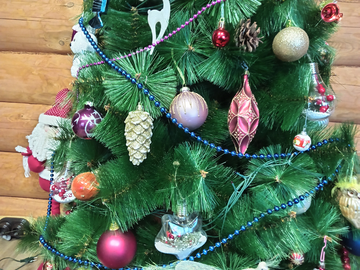 Фото автора.  На даче нас ждала нарядная ёлочка!