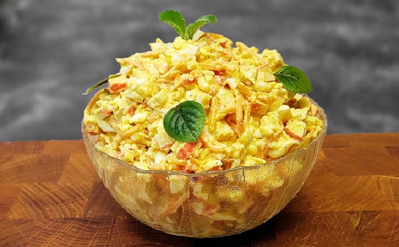 Салат с крабовыми палочками и пикантной горчичной заправкой: новый вкус для праздничного стола