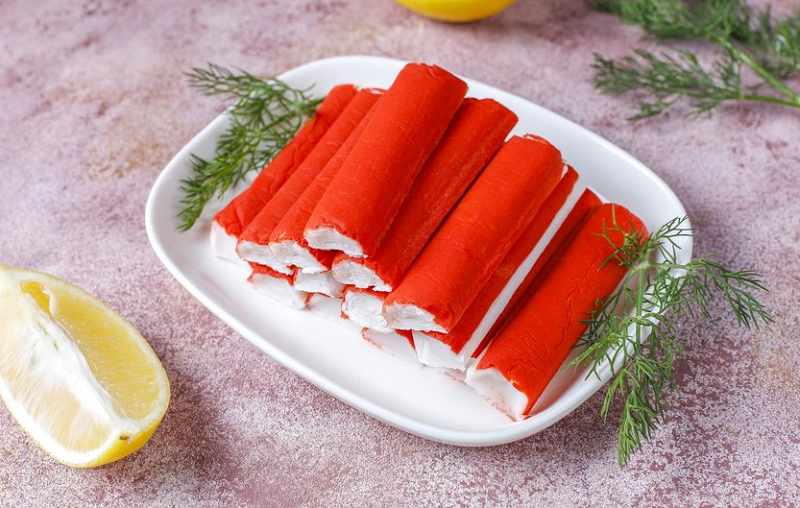 Салат с крабовыми палочками и пикантной горчичной заправкой: новый вкус для праздничного стола