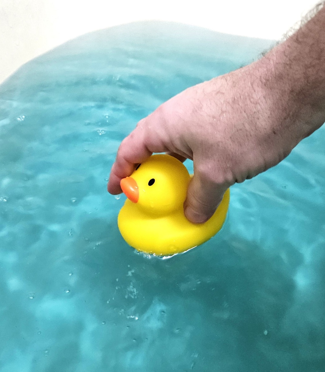 Уточка для ванны Munchkin, купленная мной (листать вправо).