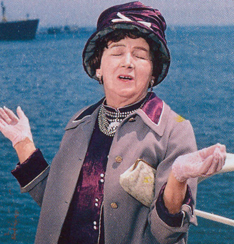 Рина Зеленая в фильме "Укротители велосипедов"