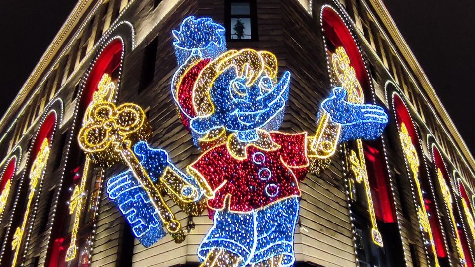 Конкурс елок: Красная площадь/ГУМ, Детский Мир или ЦУМ?