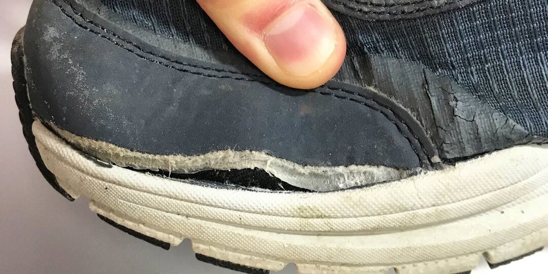 Треснула кожа на сгибе ботинка? Не слушайте продавцов про «естественный износ» — это брак!
