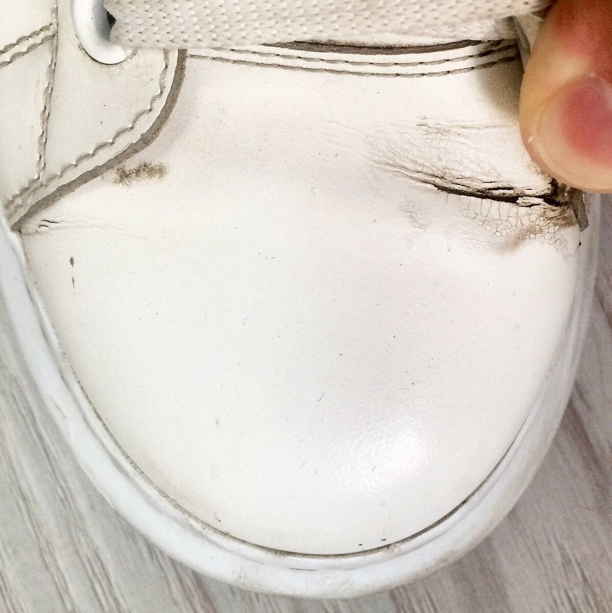 Трещина материала верха обуви