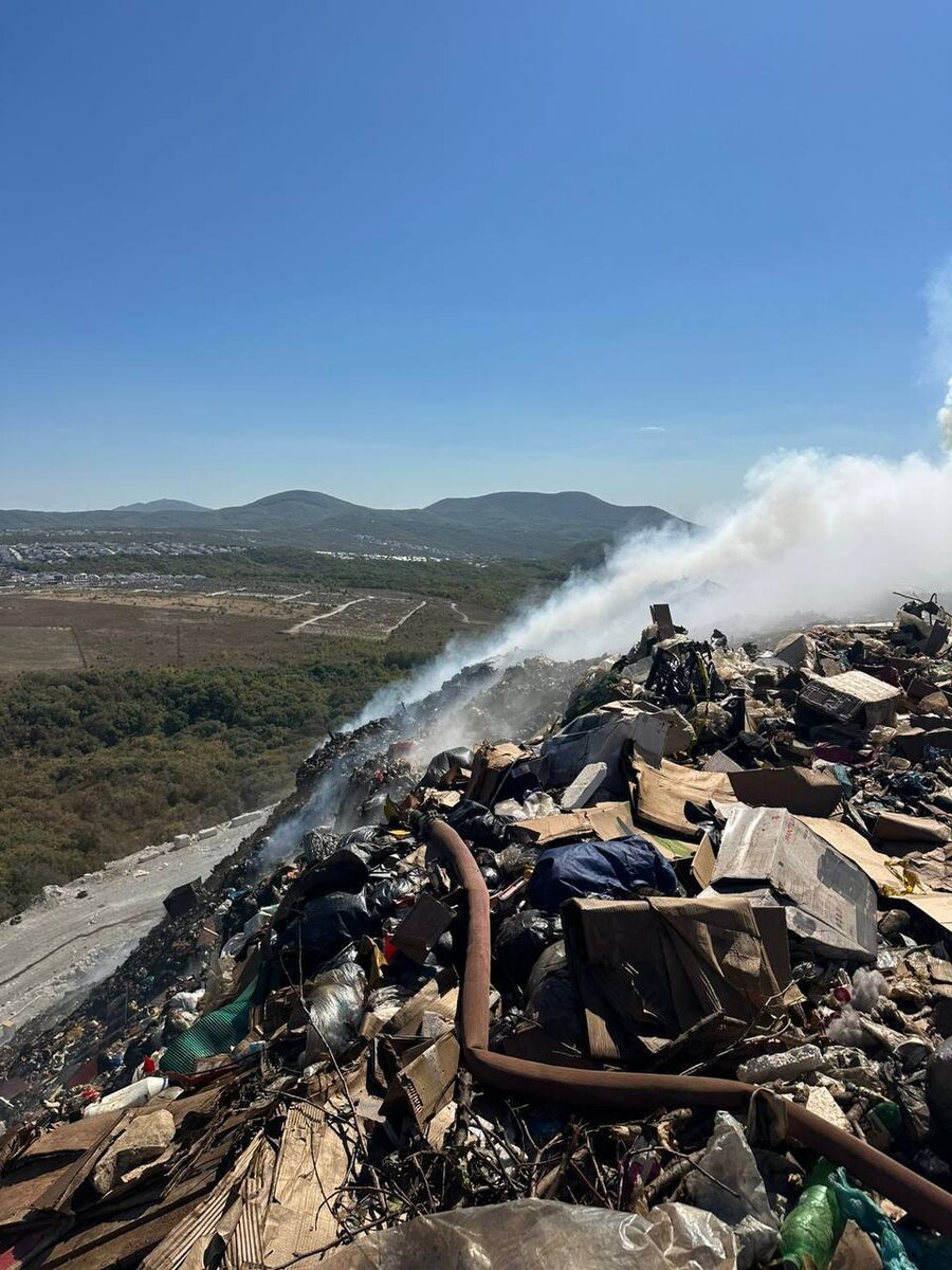 В Цемдолине мусорная свалка горит уже несколько месяцев.