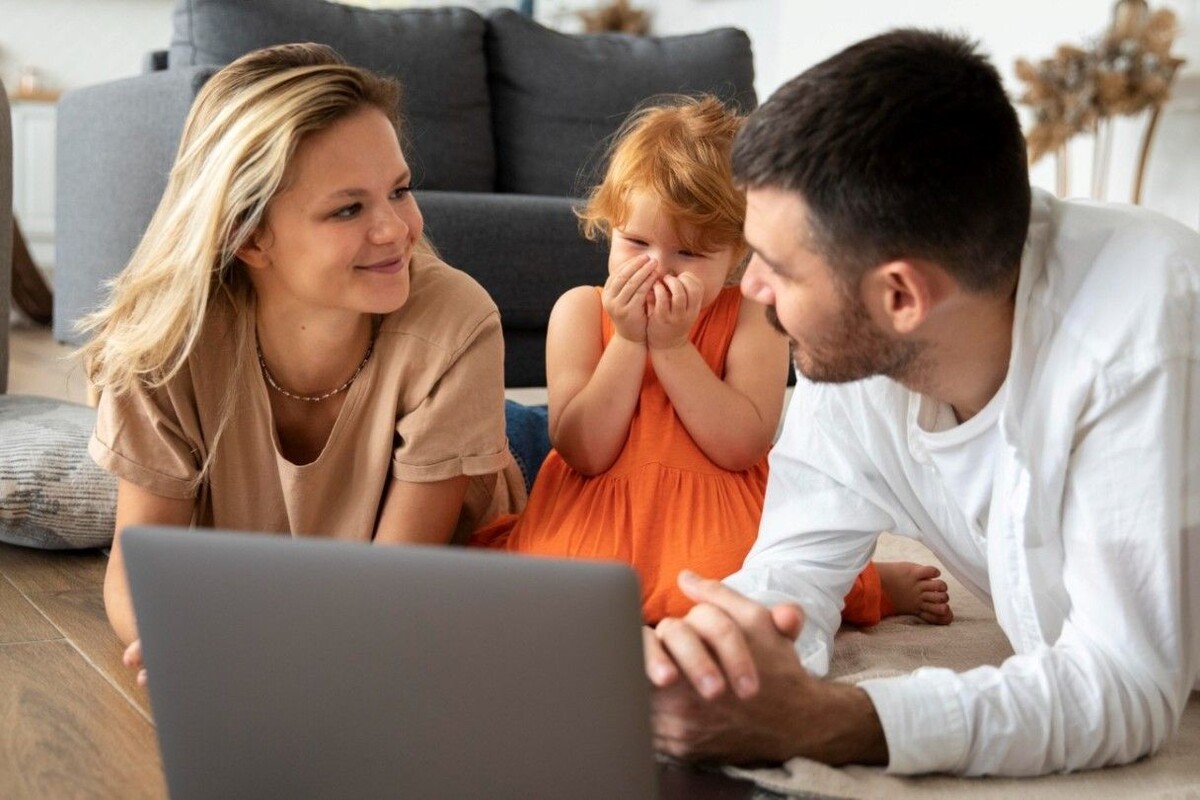 Родители получат выплаты за декабрь до праздников. Источник: Freepik📷
