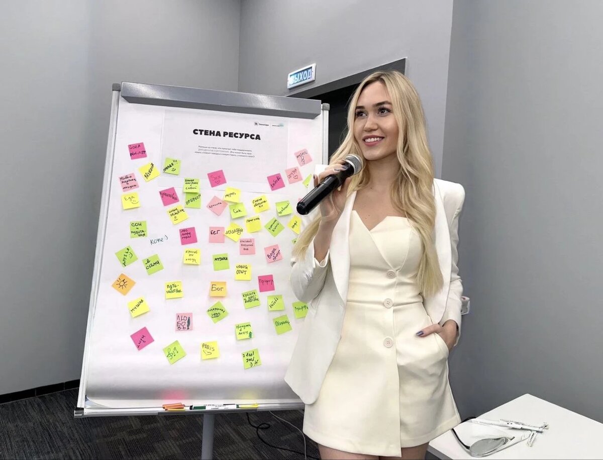     светский журналист, телеведущая, редактор, продюсер Дарья Пештели Анастасия Седельникова