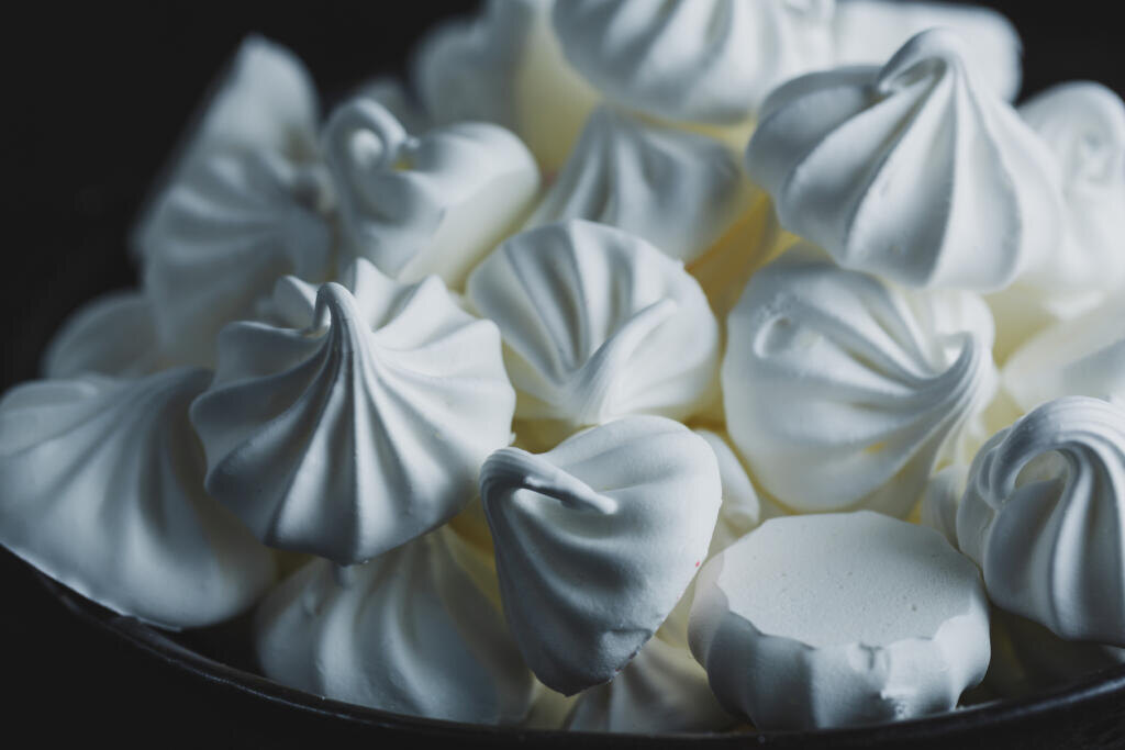    Closeup of homemade white merengue baiser. Журналист