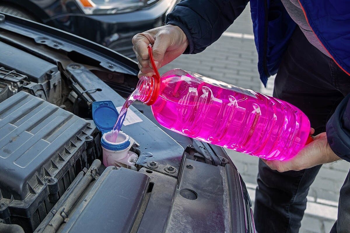 Когда температура опускается ниже нуля, даже качественная незамерзайка может подвести. Источник: Ira.foto.2024 / Shutterstock / FOTODOM📷
