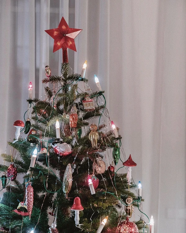 ватная эпоха» елочных игрушек закончилась примерно в 60-е годы, уступив массовому производству украшений из стекла.