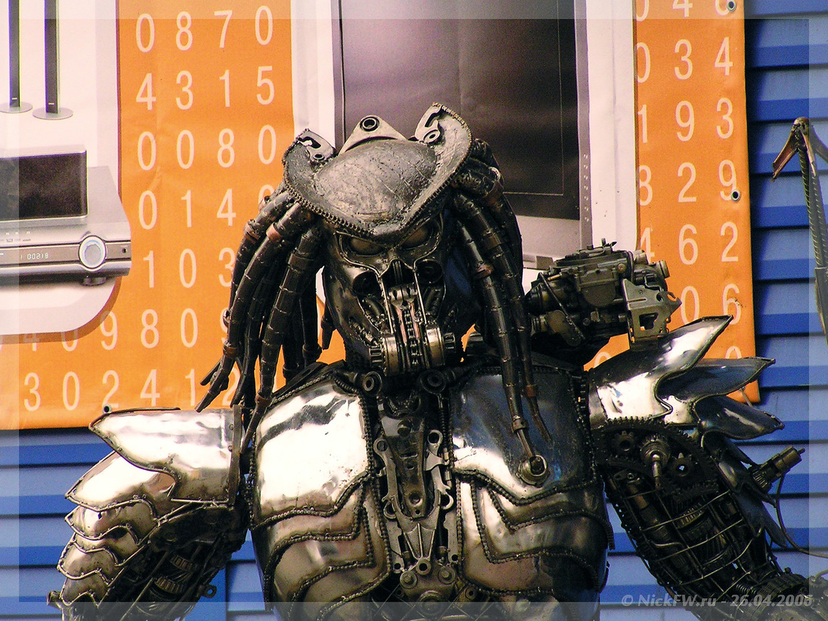 2. Скульптура Хищник возле магазина DVZION © NickFW.ru - 26.04.2006г.