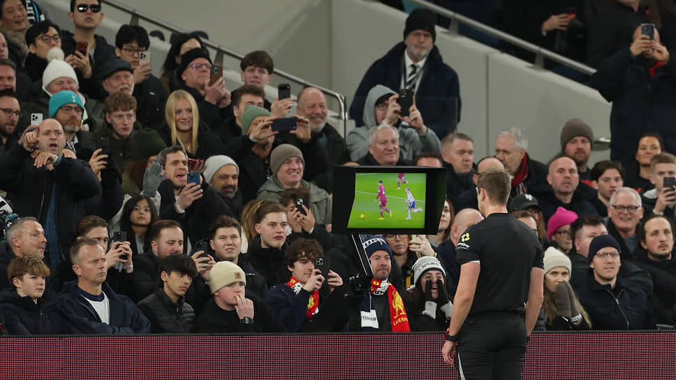 Технологические новинки, которые намерена внедрить FIFA, способны значительно сократить количество пауз в игре, связанных с использованием VAR.📷Фото: Ian Walton / AP