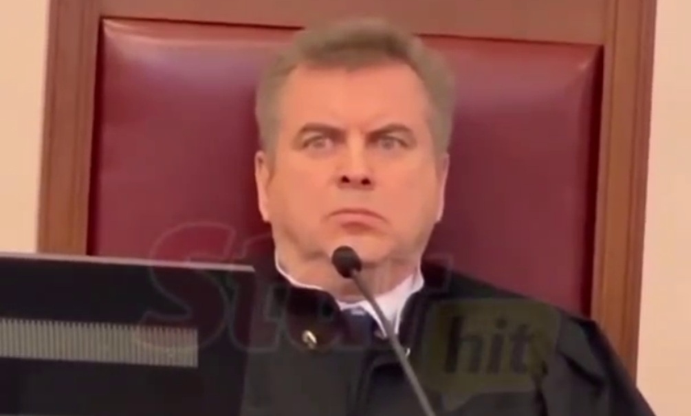   Удивленное лицо судьи ВС РФ на суде. Фото: стоп -кадр видео в соцсетях