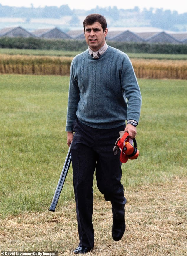 Новость о том, что столичная полиция отозвала лицензию на оружие у Эндрю Маунтбеттен-Виндзора, станет для него большим ударом, т.к. он с юности считал себя заядлым охотником. На фото: Эндрю с дробовиком в стрелковой школе Северного Уэльса в 1982 году.