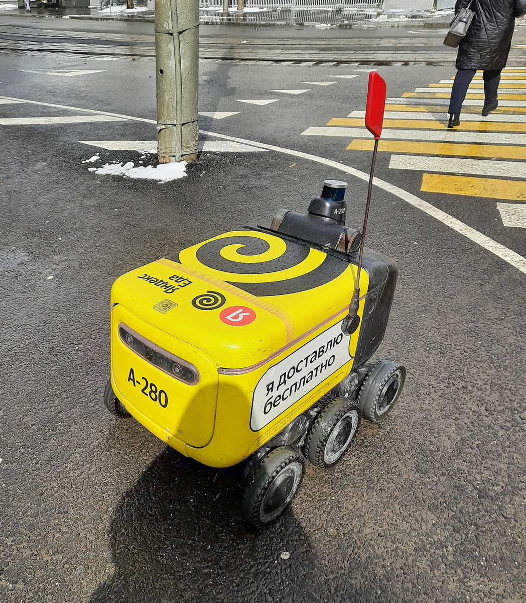 Вот такой робот-доставщик. Все фотографии в статье мои