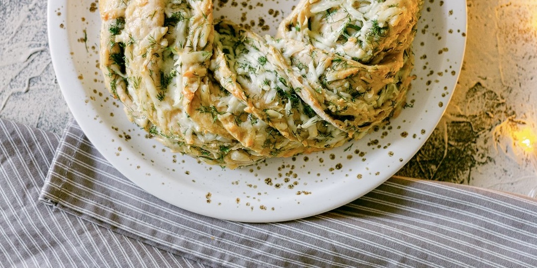 «Рождественский венок» с сыром и зеленью