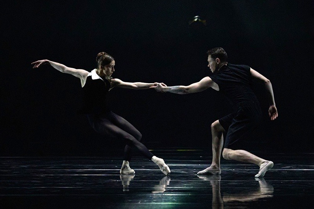    Елена Воробьева и Александр Меркушев словно углем вычерчивают траекторию каждой комбинации. / Михаил Вильчук / "Урал Балет"