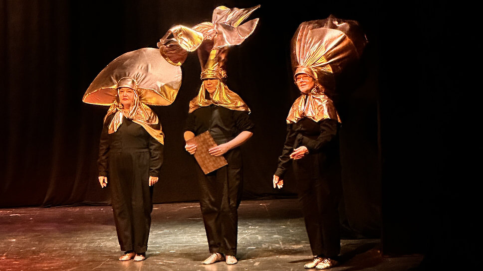 Сцена из спектакля «Кара Алтын», режиссеры Алена Лазько и Василий Буткевич.📷Фото: Анна Черникова / Коммерсантъ