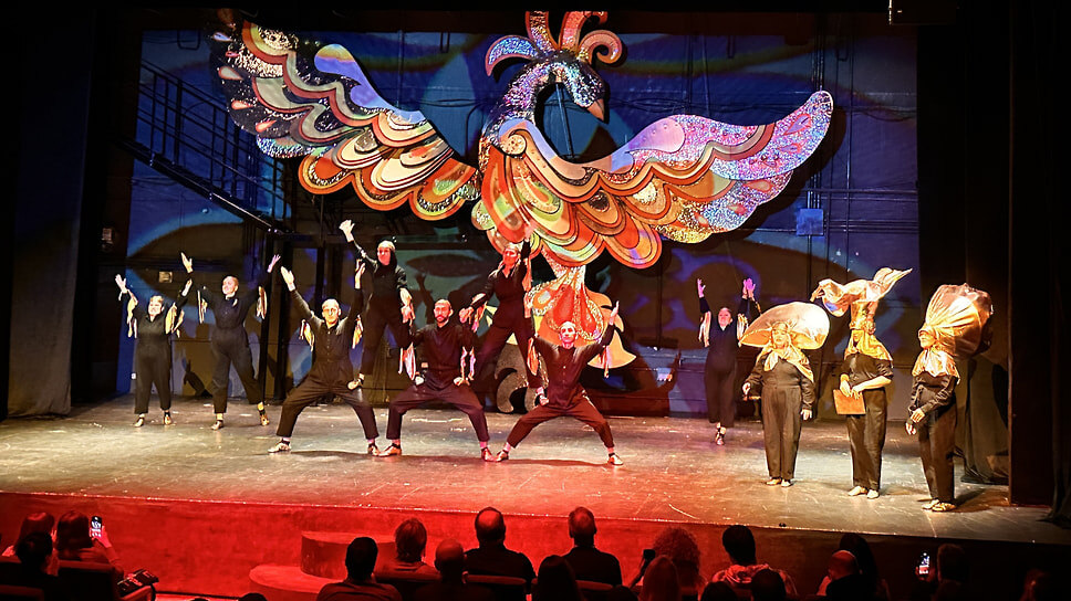 Сцена из спектакля «Кара Алтын», режиссеры Алена Лазько и Василий Буткевич.📷Фото: Анна Черникова / Коммерсантъ