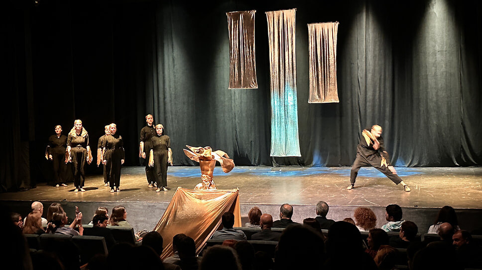 Сцена из спектакля «Кара Алтын», режиссеры Алена Лазько и Василий Буткевич.📷Фото: Анна Черникова / Коммерсантъ