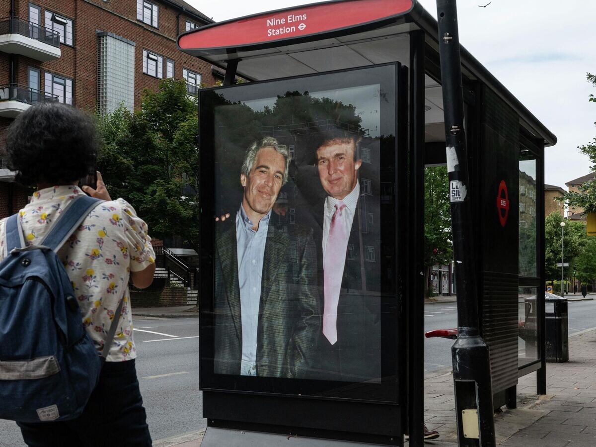    Плакат с изображением Дональда Трампа и Джеффри Эпштейна | © AP Photo / Thomas Krych