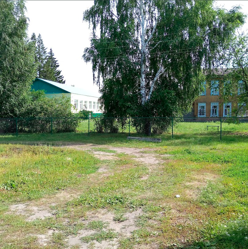 Слева- школа в Маисе и рядом интернат. Школа построена  на месте старой, в которую ходила учиться моя мама. Фотографию сделала я, когда была в Маисе.